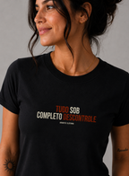 Kit Casal Tudo Sob Completo Descontrole • Baby Look + Camiseta + Embalagem de Presente
