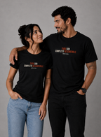 Kit Casal Tudo Sob Completo Descontrole • Baby Look + Camiseta + Embalagem de Presente