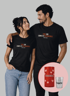 Kit Casal Tudo Sob Completo Descontrole • Baby Look + Camiseta + Embalagem de Presente