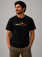 Kit Casal Tudo Sob Completo Descontrole • Baby Look + Camiseta + Embalagem de Presente