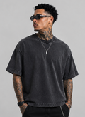 Homem usando camiseta boxy oversized masculina em look urbano