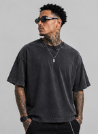 Homem usando camiseta boxy oversized masculina em look urbano