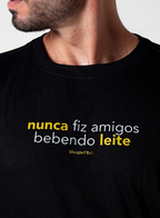 Kit Casal Bebendo Leite • Baby Look + Camiseta + Embalagem de Presente